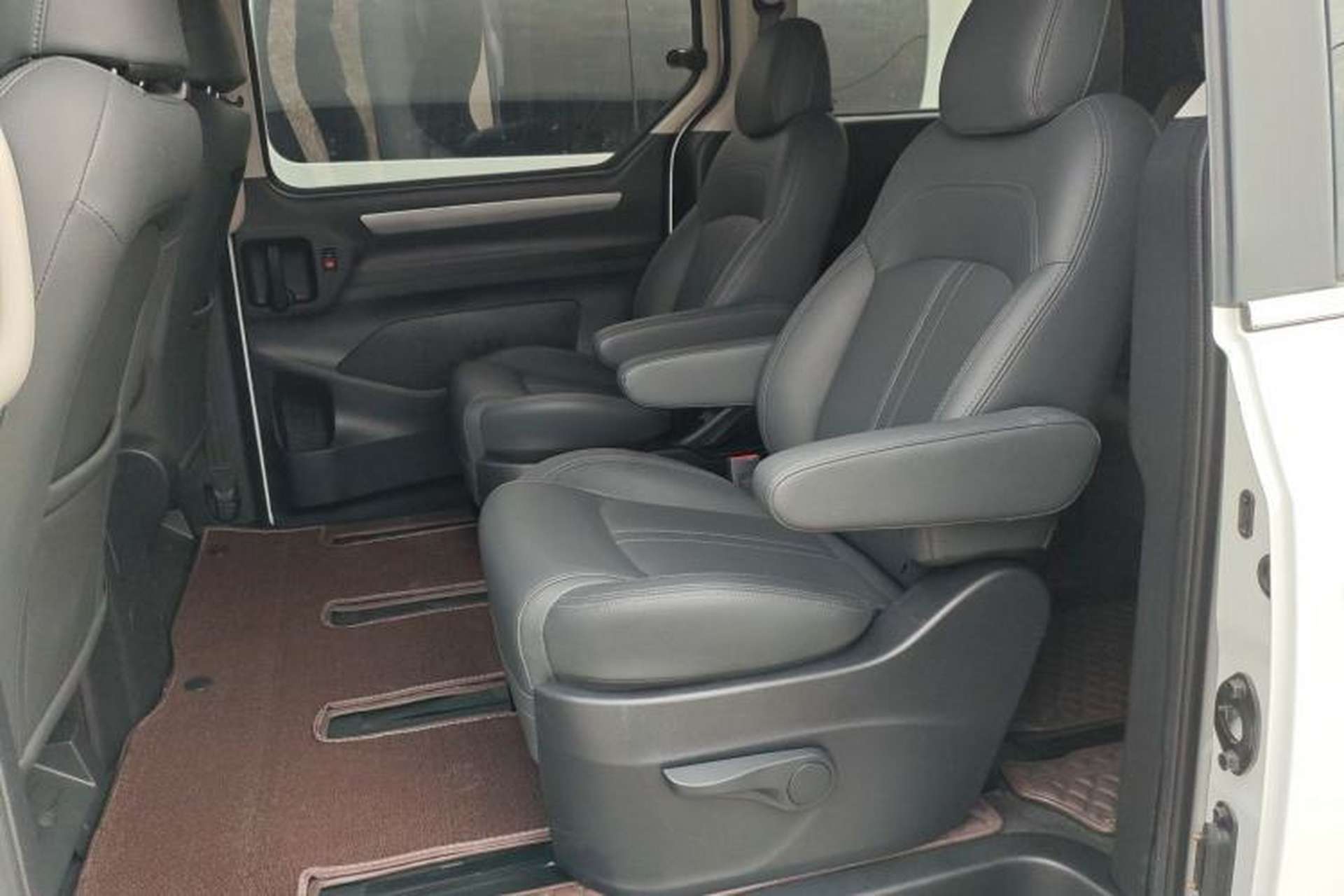 Used SAIC MAXUS G10 2022 2.0T Automatic Elite Edition Gasoline 7-Seater Interior 4