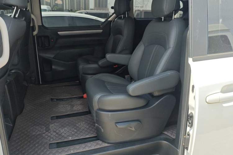 Used SAIC MAXUS G10 2022 2.0T Automatic Elite Edition Gasoline 7-Seater Interior 5