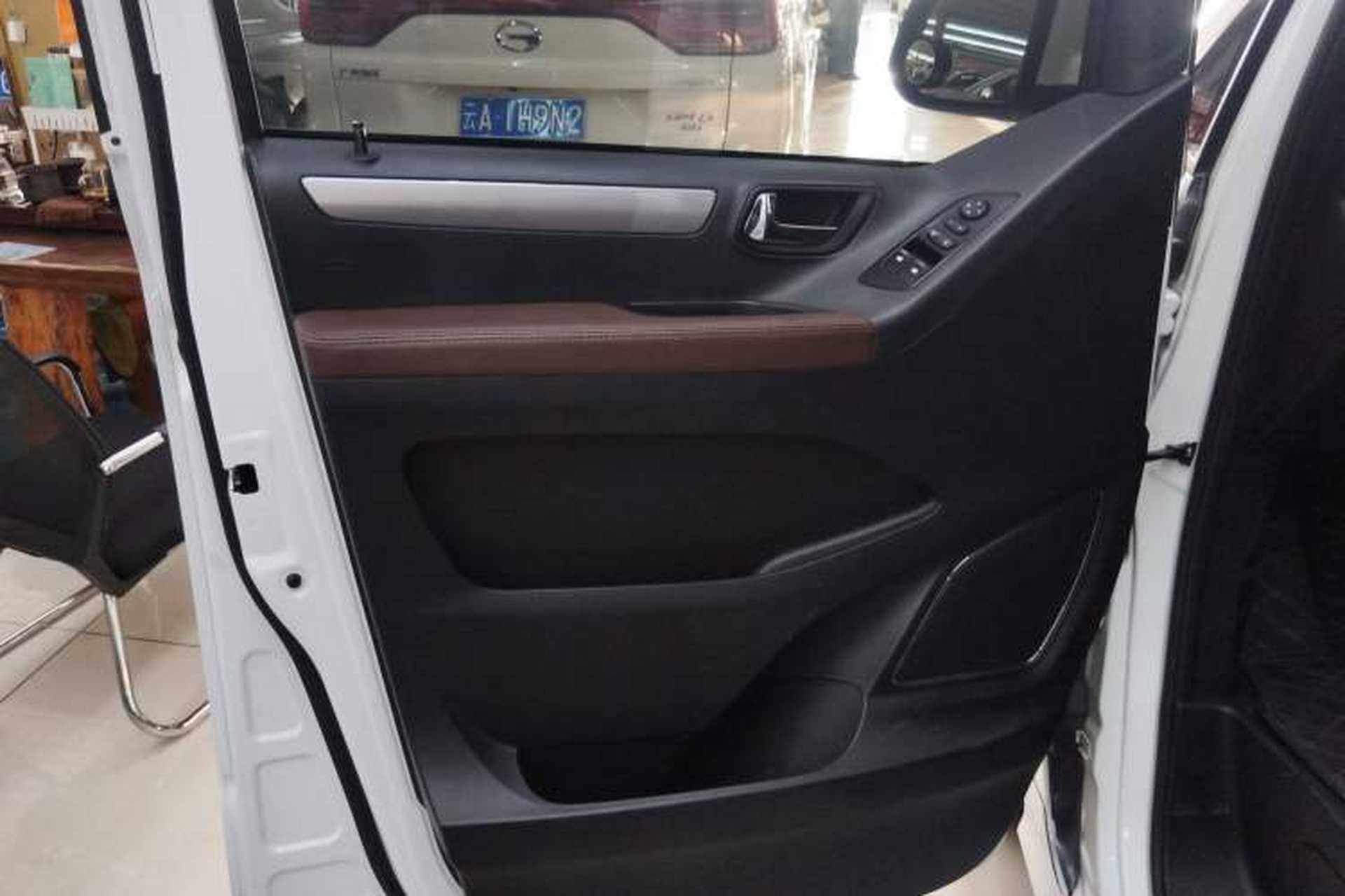 Used SAIC MAXUS G10 2022 2.0T Automatic Elite Edition Gasoline 7-Seater Left Front Door Interior
