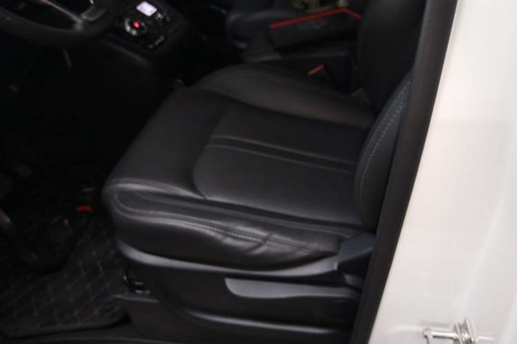 Used SAIC MAXUS G10 2022 2.0T Automatic Elite Edition Gasoline 7-Seater Left Front Seat