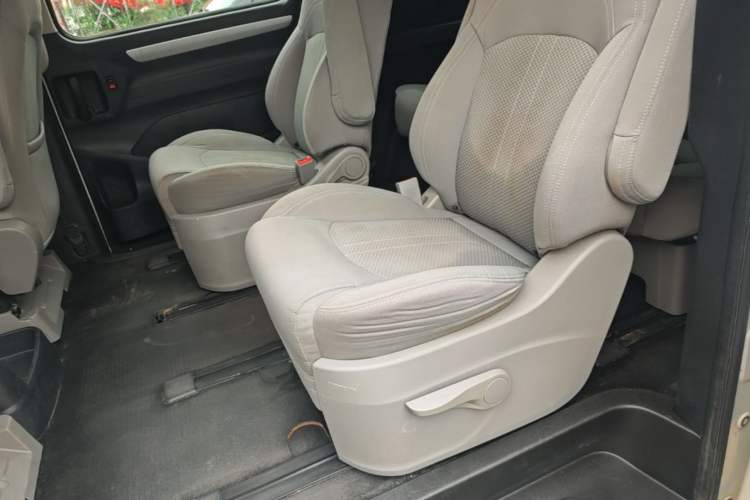 Used SAIC MAXUS G10 2022 2.0T Automatic Smart Enjoyment Version Gasoline 7 Seats Left Rear Seat