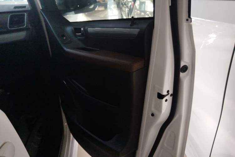 Used SAIC MAXUS G10 2022 2.0T Automatic Elite Edition Gasoline 7-Seater Right Front Door Interior