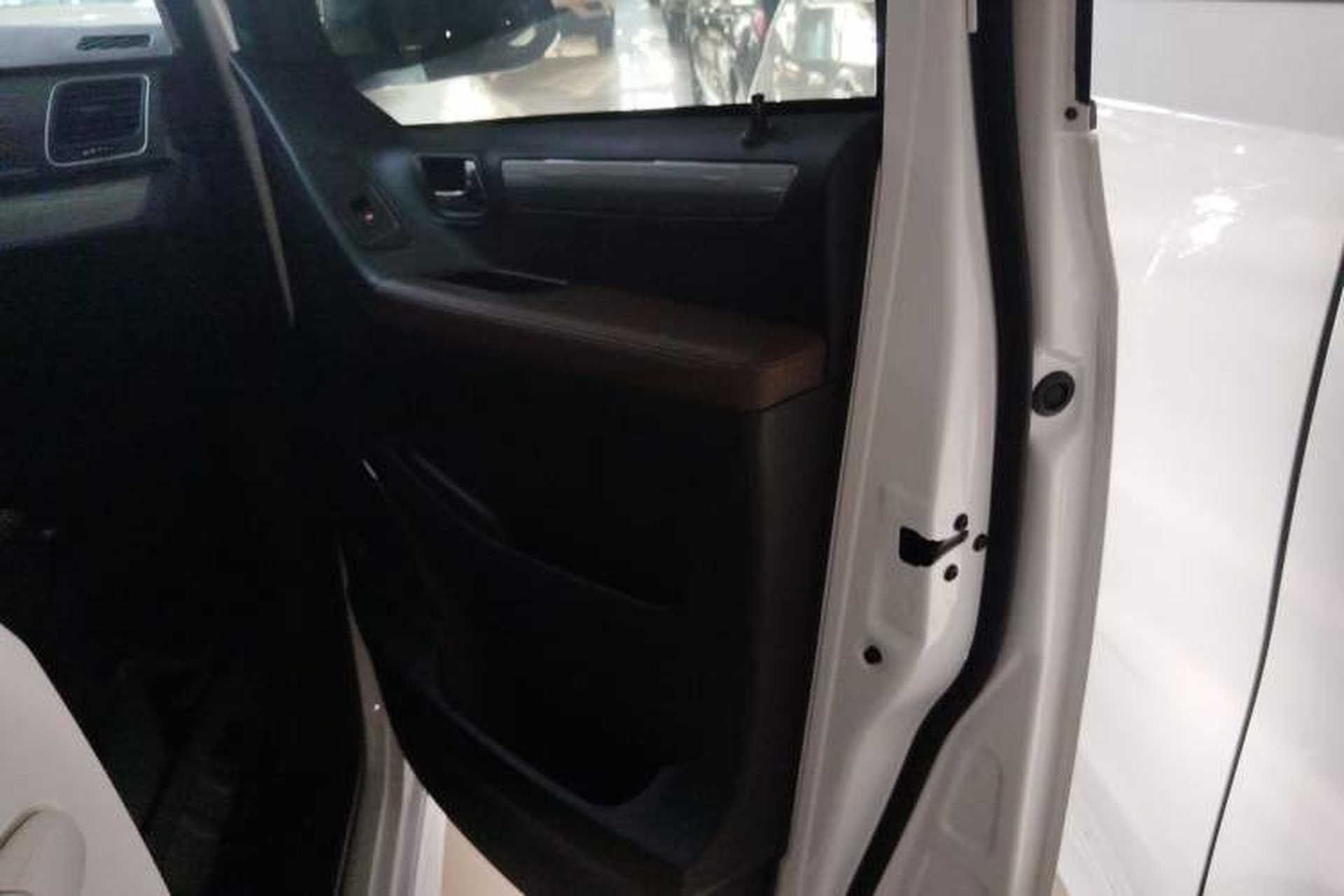 Used SAIC MAXUS G10 2022 2.0T Automatic Elite Edition Gasoline 7-Seater Right Front Door Interior