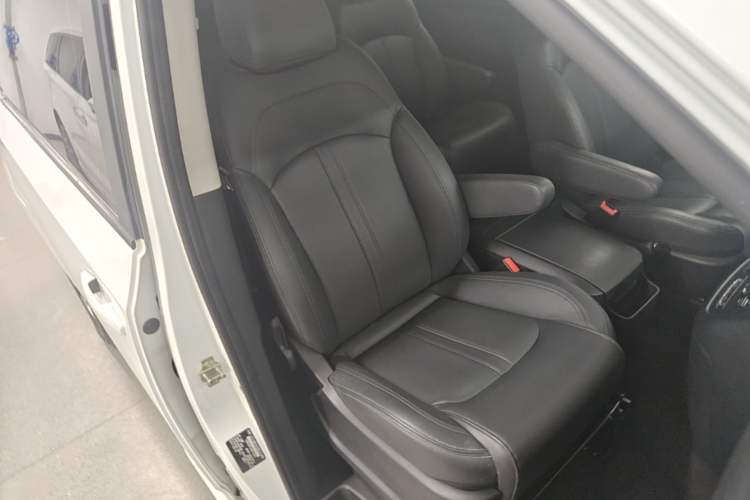 Used SAIC MAXUS G10 2022 2.0T Automatic Elite Edition Gasoline 9-Seater Right Front Seat