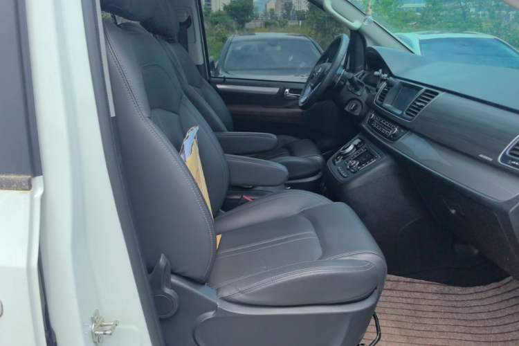 Used SAIC MAXUS G10 2022 2.0T Automatic Elite Edition Gasoline 7-Seater Right Front Seat