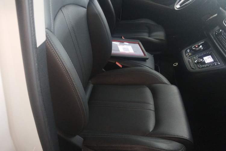 Used SAIC MAXUS G10 2022 2.0T Automatic Elite Edition Gasoline 7-Seater Right Front Seat