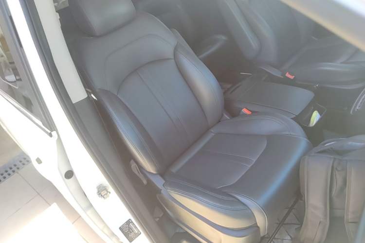 Used SAIC MAXUS G10 2022 2.0T Automatic Elite Edition Gasoline 7-Seater Right Front Seat