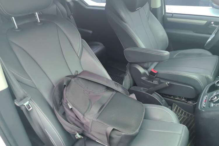 Used SAIC MAXUS G10 2022 2.0T Automatic Smart Enjoyment Version Gasoline 7 Seats Right Front Seat
