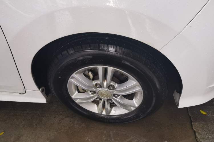 Used SAIC MAXUS G10 2022 2.0T Automatic Smart Enjoyment Version Gasoline 7 Seats Right Front Wheel Hub
