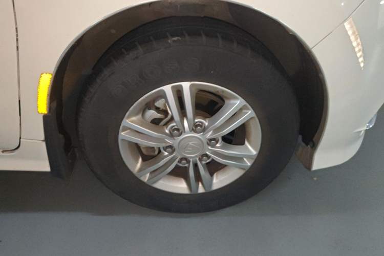 Used SAIC MAXUS G10 2022 2.0T Automatic Smart Enjoyment Version Gasoline 7 Seats Right Front Wheel Hub