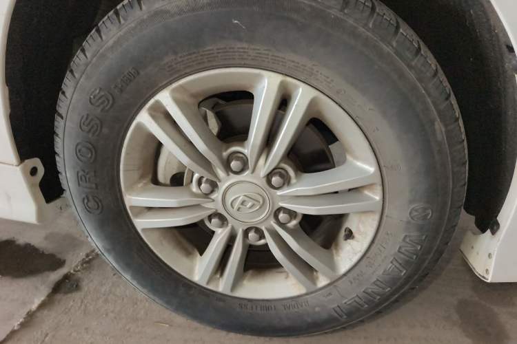 Used SAIC MAXUS G10 2022 2.0T Automatic Smart Enjoyment Version Gasoline 7 Seats Right Front Wheel Hub