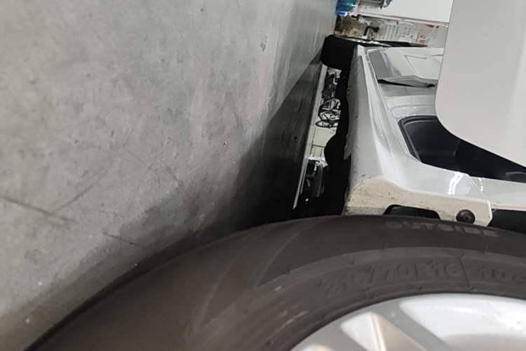 Used SAIC MAXUS G10 2022 2.0T Automatic Elite Edition Gasoline 7-Seater Right Side Sill