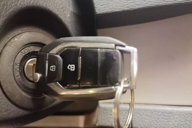 Used SAIC MAXUS G10 2022 2.0T Automatic Smart Enjoyment Version Gasoline 7 Seats Vehicle Key