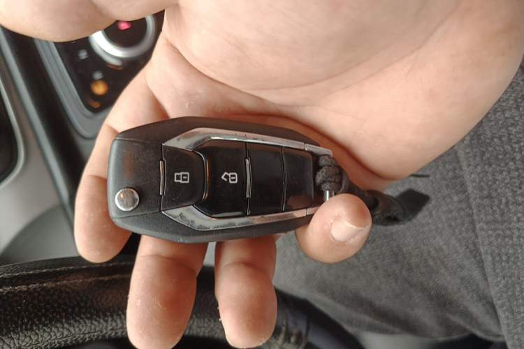 Used SAIC MAXUS G10 2022 2.0T Automatic Elite Edition Gasoline 7-Seater Vehicle Key