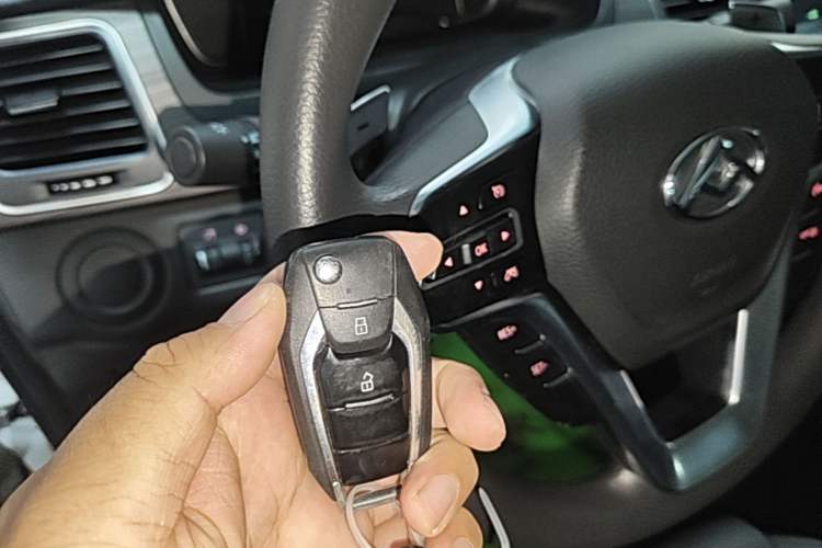Used SAIC MAXUS G10 2022 2.0T Automatic Elite Edition Gasoline 7-Seater Vehicle Key