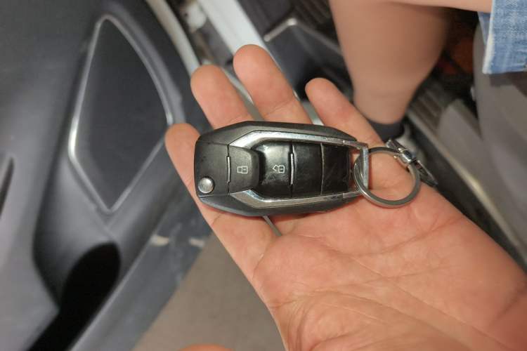 Used SAIC MAXUS G10 2022 2.0T Automatic Smart Enjoyment Version Gasoline 7 Seats Vehicle Key