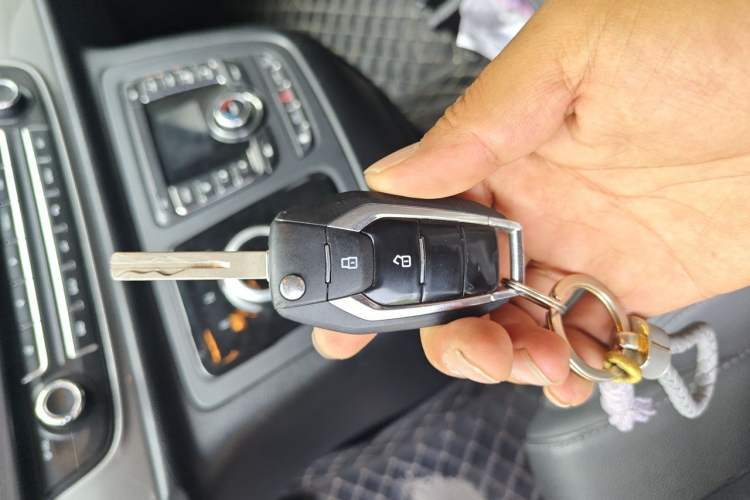 Used SAIC MAXUS G10 2022 2.0T Automatic Elite Edition Gasoline 7-Seater Vehicle Key