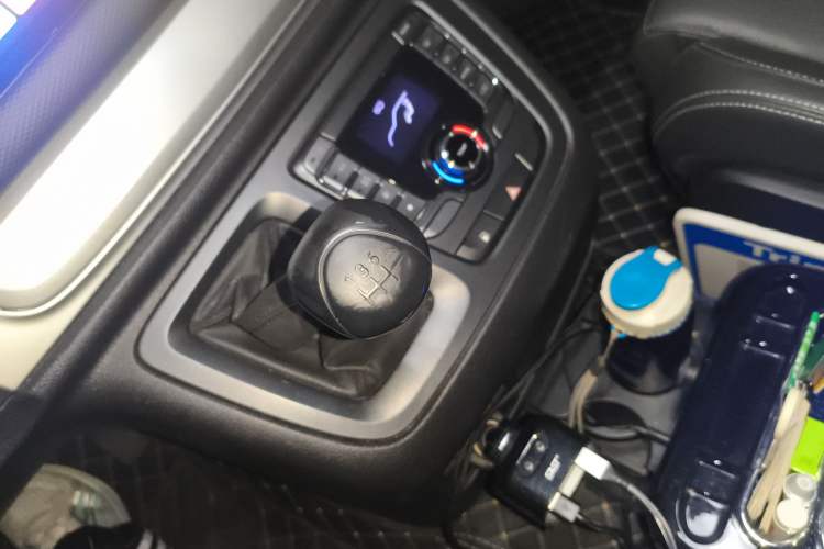 Used SAIC MAXUS G10 2023 Facelift 2.0L Manual Multi-Function Version Gasoline 7-Seater Gear Lever
