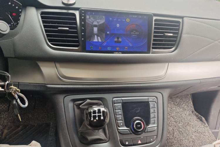 Used SAIC MAXUS G10 2023 2.0L Manual Multi-Function Version Gasoline 7 Seats Audio And AC Panel