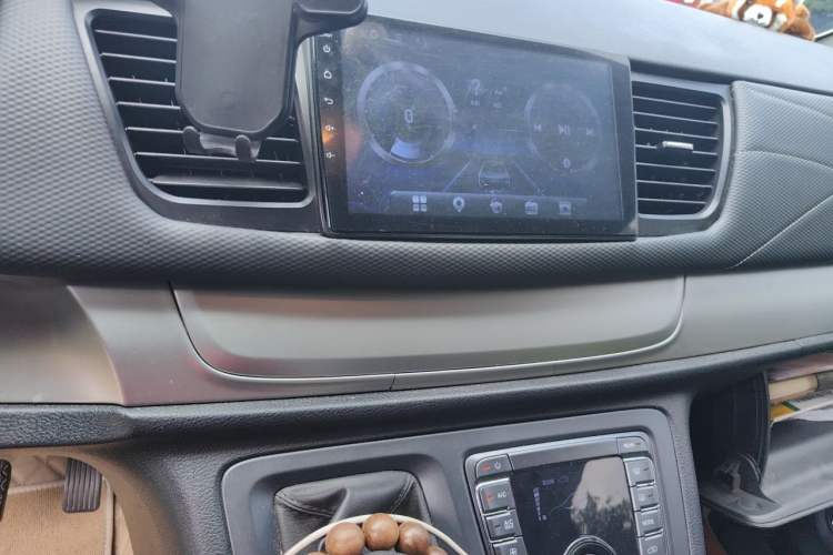 Used SAIC MAXUS G10 2023 Facelift 2.0L Manual Multi-Function Version Gasoline 7-Seater Audio And AC Panel