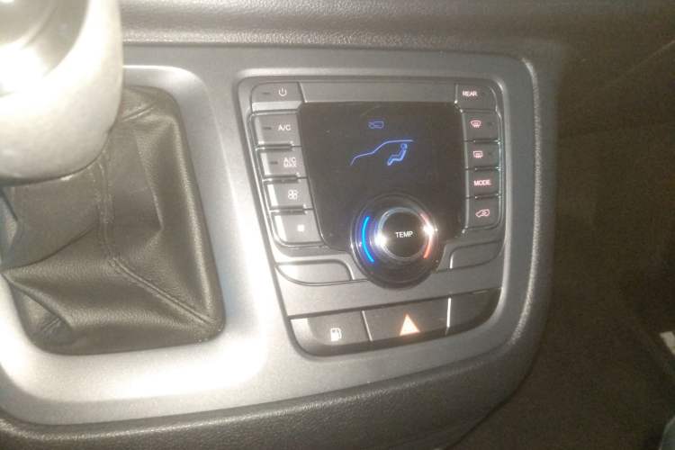 Used SAIC MAXUS G10 2023 Facelift 2.0L Manual Multi-Function Version Gasoline 7-Seater Audio And AC Panel