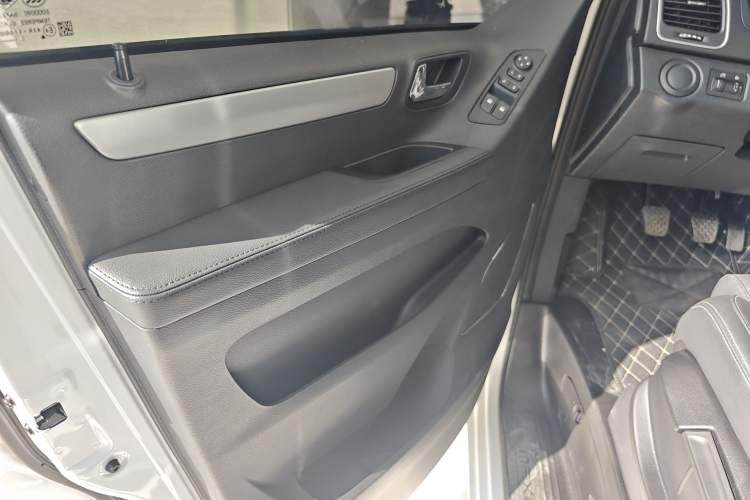 Used SAIC MAXUS G10 2023 Facelift 2.0L Manual Multi-Function Version Gasoline 7-Seater Audio And AC Panel