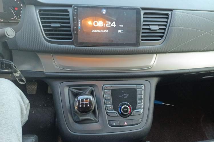 Used SAIC MAXUS G10 2023 2.0L Manual Multi-Function Version Gasoline 7 Seats Audio And AC Panel