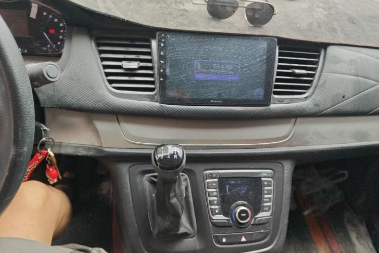 Used SAIC MAXUS G10 2023 2.0L Manual Multi-Function Version Gasoline 7 Seats Audio And AC Panel