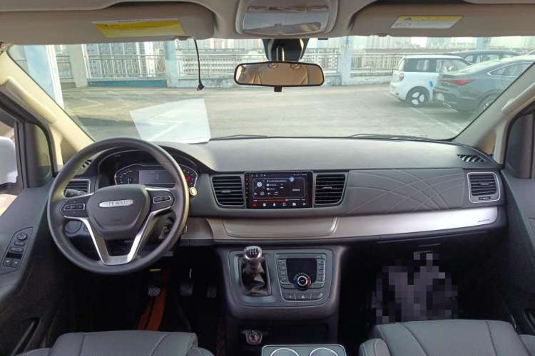 Used SAIC MAXUS G10 2023 2.0T Manual Multi-Function Version Diesel 7/8/9 Seats Center Console