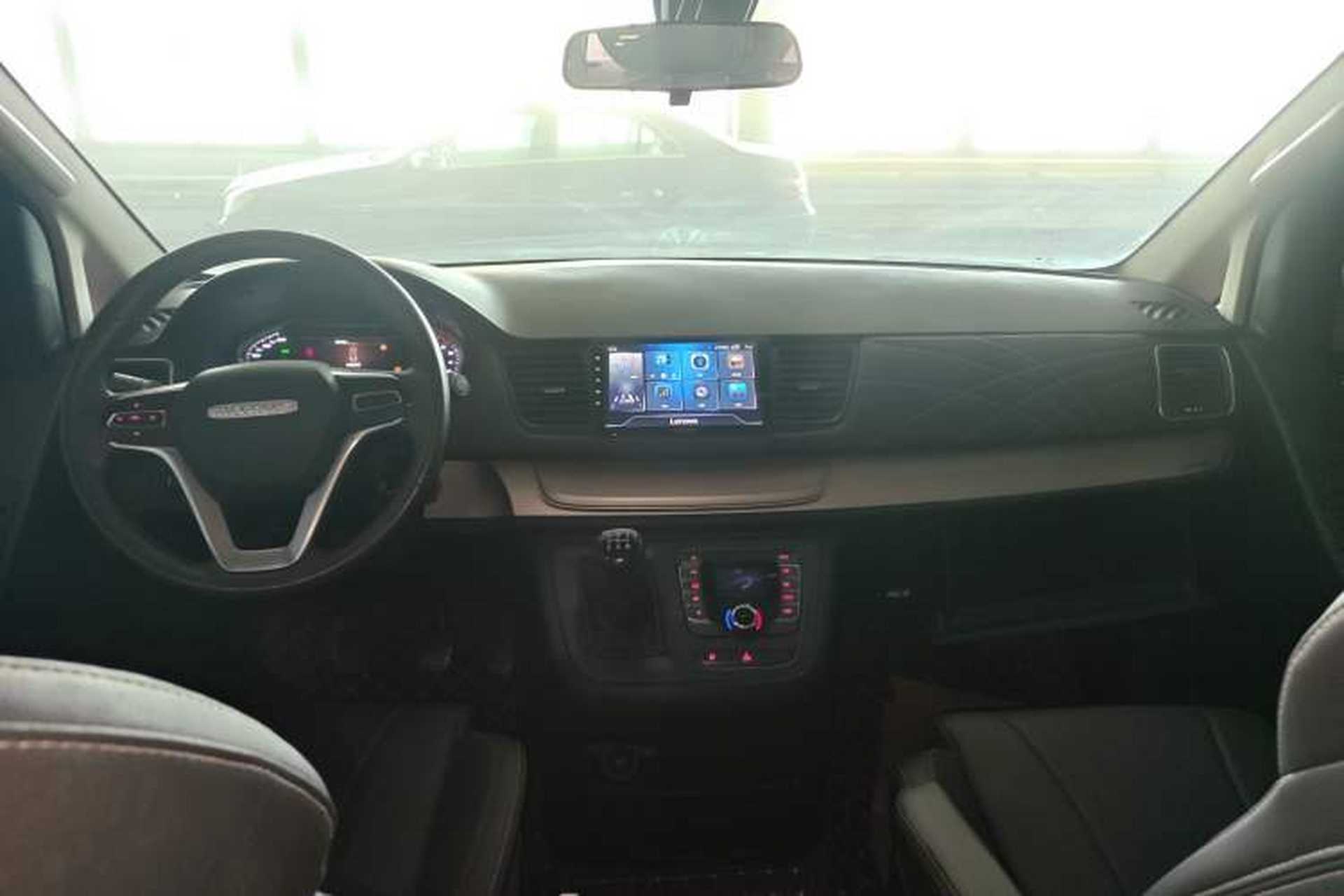 Used SAIC MAXUS G10 2023 Facelift 2.0L Manual Multi-Function Version Gasoline 7-Seater Center Console