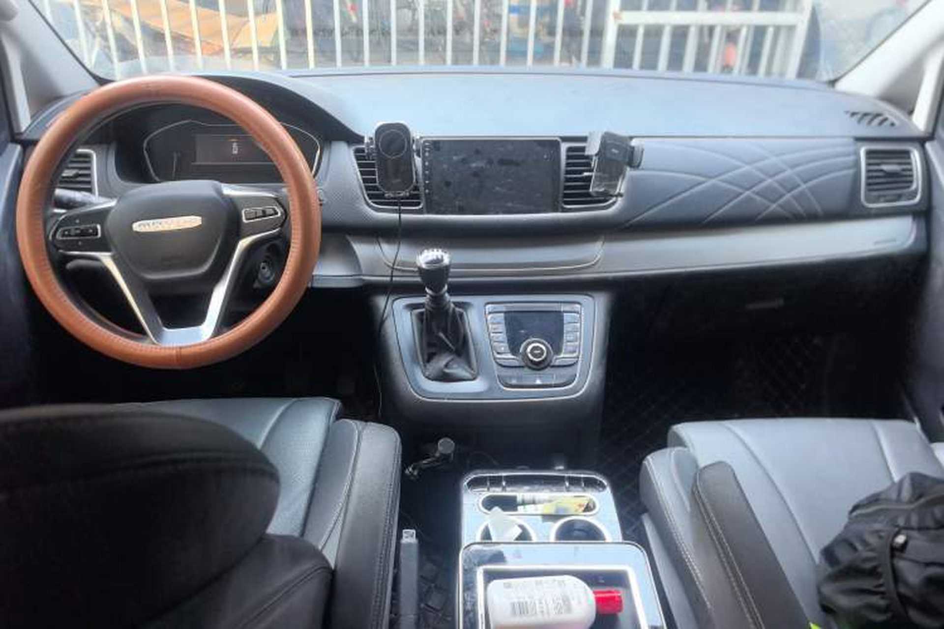 Used SAIC MAXUS G10 2023 2.0T Manual Multi-Function Version Diesel 7/8/9 Seats Center Console