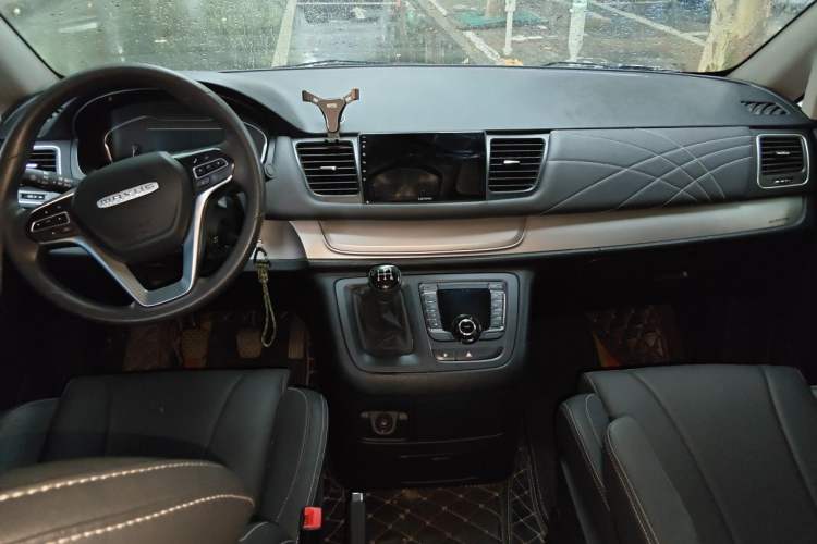 Used SAIC MAXUS G10 2023 2.0L Manual Multi-Function Version Gasoline 7 Seats Center Console