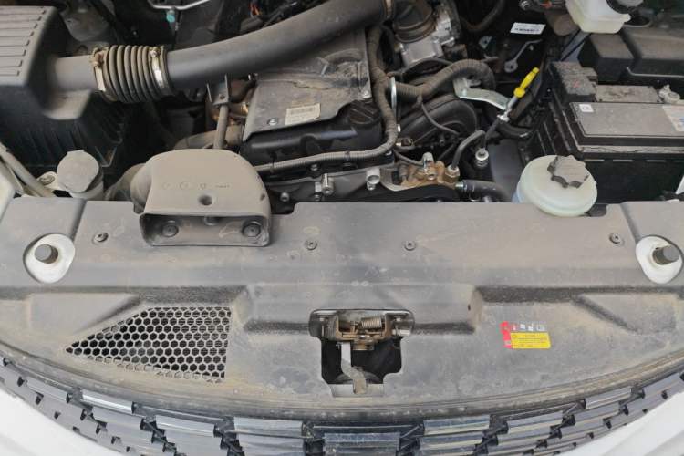 Used SAIC MAXUS G10 2023 2.0L Manual Multi-Function Version Gasoline 7 Seats Engine Bay