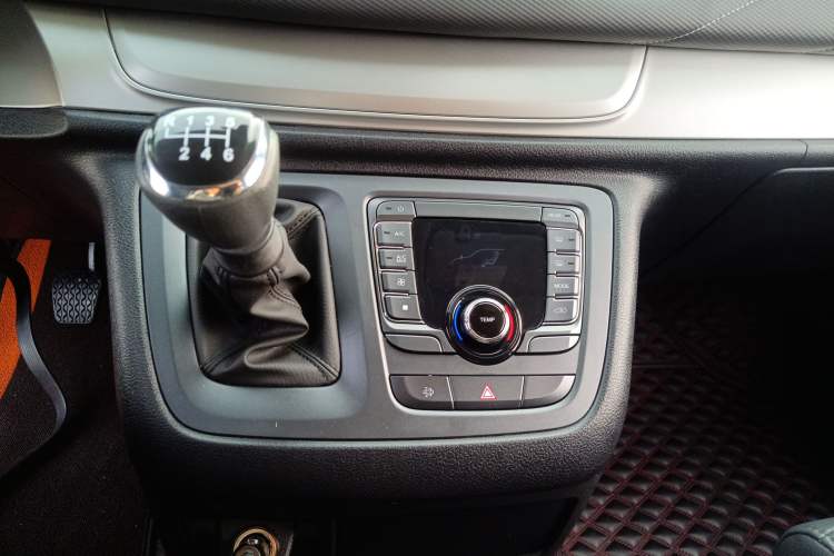 Used SAIC MAXUS G10 2023 2.0T Manual Multi-Function Version Diesel 7/8/9 Seats Gear Lever