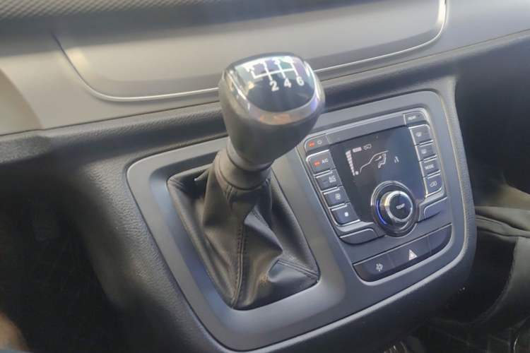 Used SAIC MAXUS G10 2023 2.0T Manual Multi-Function Version Diesel 7/8/9 Seats Gear Lever