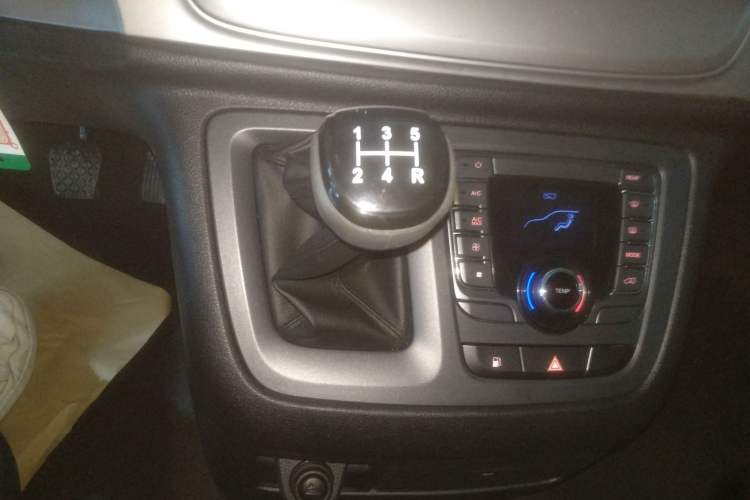 Used SAIC MAXUS G10 2023 Facelift 2.0L Manual Multi-Function Version Gasoline 7-Seater Gear Lever