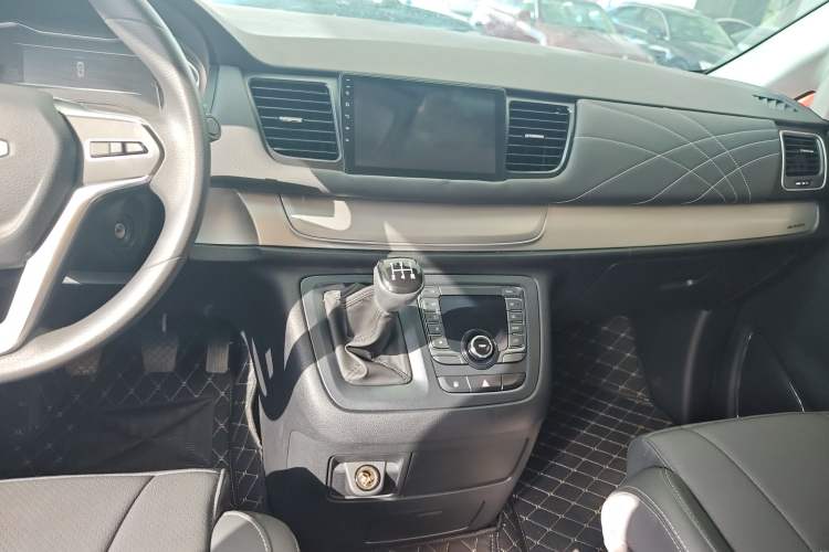 Used SAIC MAXUS G10 2023 Facelift 2.0L Manual Multi-Function Version Gasoline 7-Seater Gear Lever