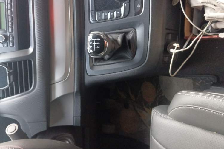 Used SAIC MAXUS G10 2023 2.0T Manual Multi-Function Version Diesel 7 Seats Gear Lever