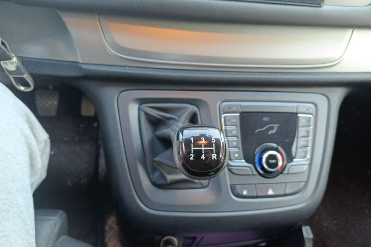 Used SAIC MAXUS G10 2023 2.0L Manual Multi-Function Version Gasoline 7 Seats Gear Lever