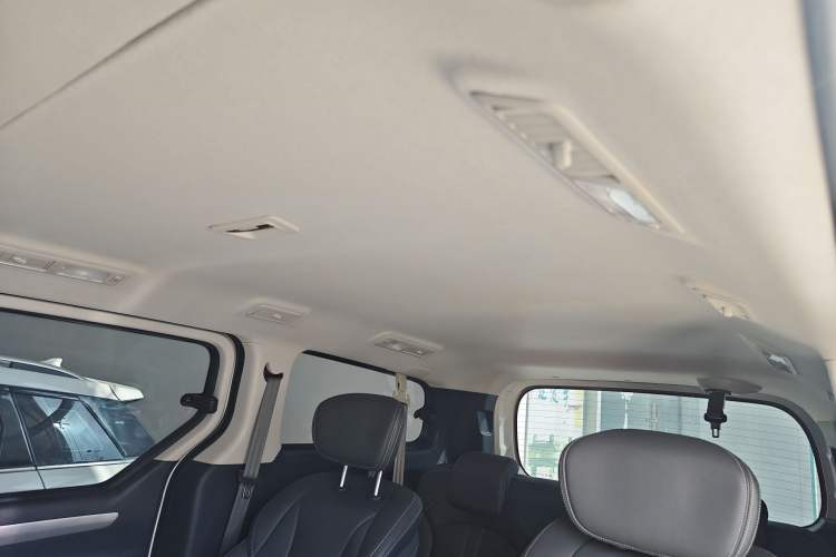 Used SAIC MAXUS G10 2023 Facelift 2.0L Manual Multi-Function Version Gasoline 7-Seater Headliner