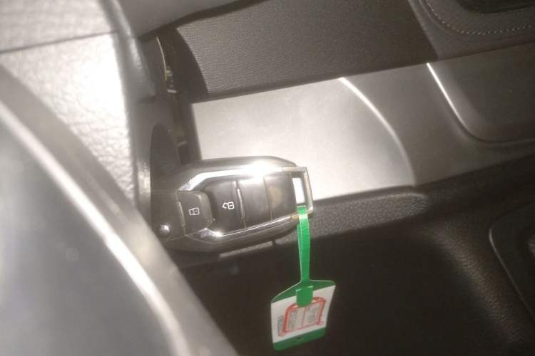 Used SAIC MAXUS G10 2023 Facelift 2.0L Manual Multi-Function Version Gasoline 7-Seater Interior 1