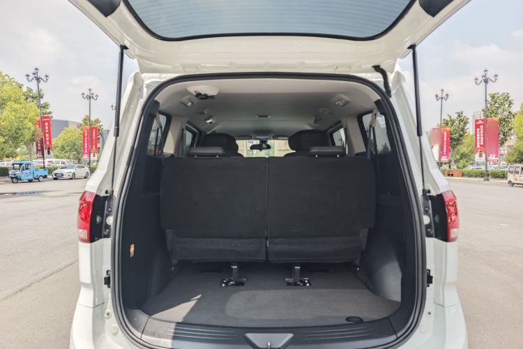 Used SAIC MAXUS G10 2023 Facelift 2.0L Manual Multi-Function Version Gasoline 7-Seater Interior 11