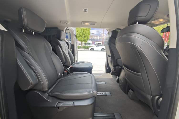 Used SAIC MAXUS G10 2023 Facelift 2.0L Manual Multi-Function Version Gasoline 7-Seater Interior 12