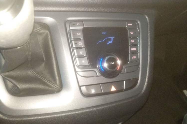 Used SAIC MAXUS G10 2023 Facelift 2.0L Manual Multi-Function Version Gasoline 7-Seater Interior 2