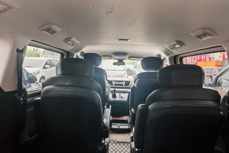 Used SAIC MAXUS G10 2023 2.0T Manual Multi-Function Version Diesel 7/8/9 Seats Interior 2