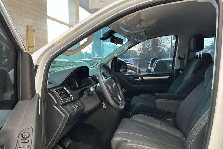 Used SAIC MAXUS G10 2023 Facelift 2.0L Manual Multi-Function Version Gasoline 7-Seater Interior 2