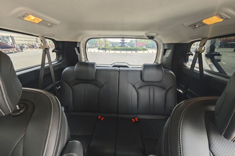 Used SAIC MAXUS G10 2023 Facelift 2.0L Manual Multi-Function Version Gasoline 7-Seater Interior 3