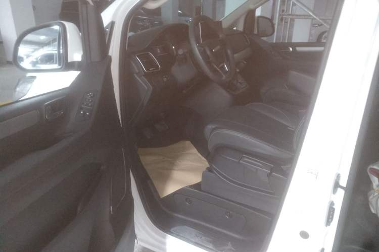 Used SAIC MAXUS G10 2023 Facelift 2.0L Manual Multi-Function Version Gasoline 7-Seater Interior 3