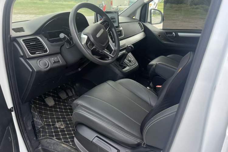 Used SAIC MAXUS G10 2023 Facelift 2.0L Manual Multi-Function Version Gasoline 7-Seater Interior 3