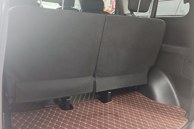 Used SAIC MAXUS G10 2023 2.0T Manual Multi-Function Version Diesel 7/8/9 Seats Interior 3